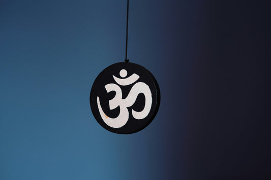 Pourquoi chante-t-on OM au début des cours de yoga ?