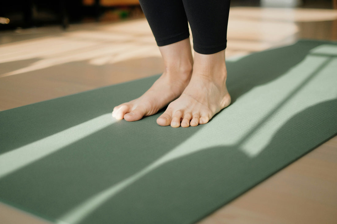 pieds d'une personne pratiquant le yoga sur un tapis